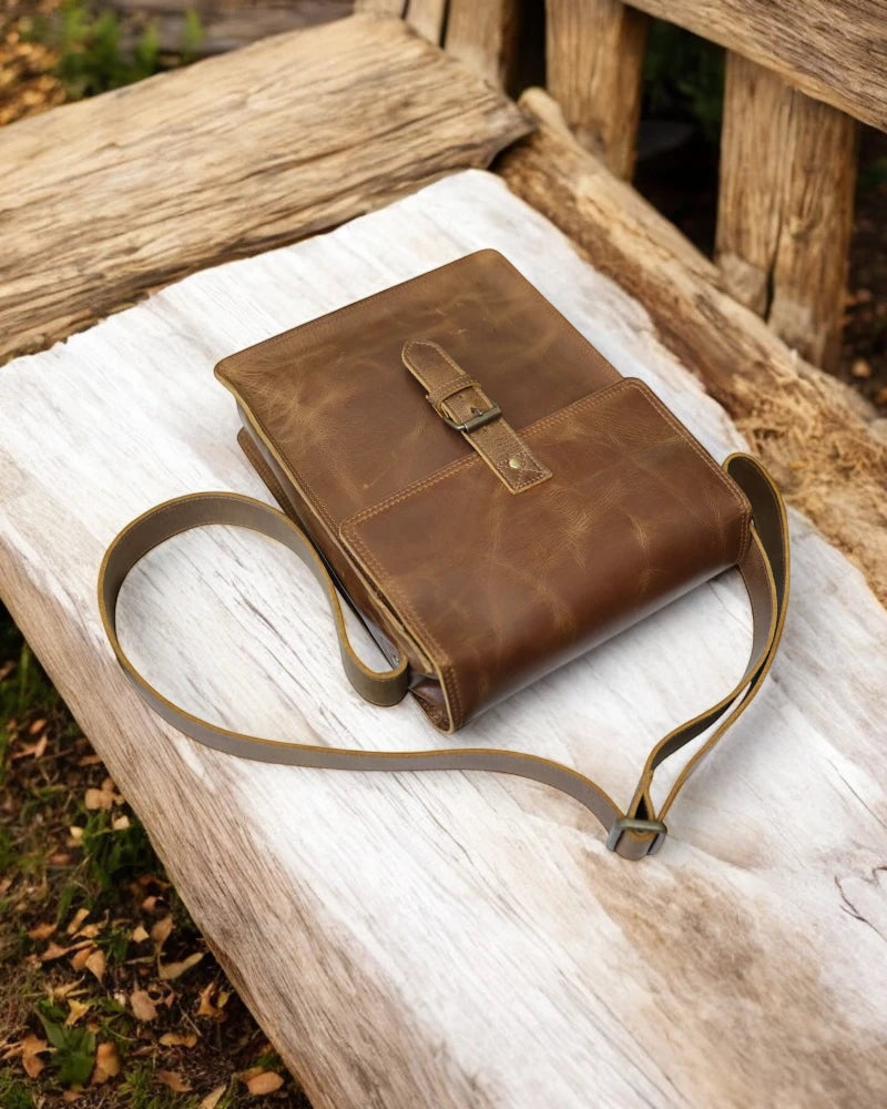 Vintage leather shoulder bag with padded laptop compartment