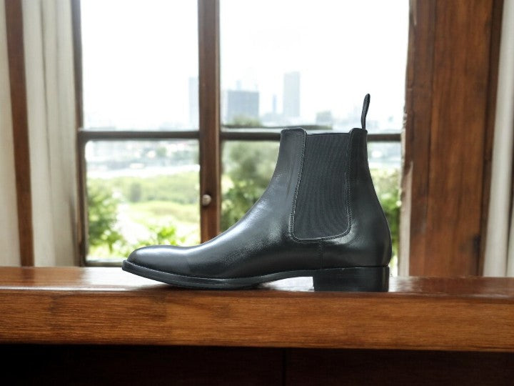 Stylish men’s boots with elastic side panels
