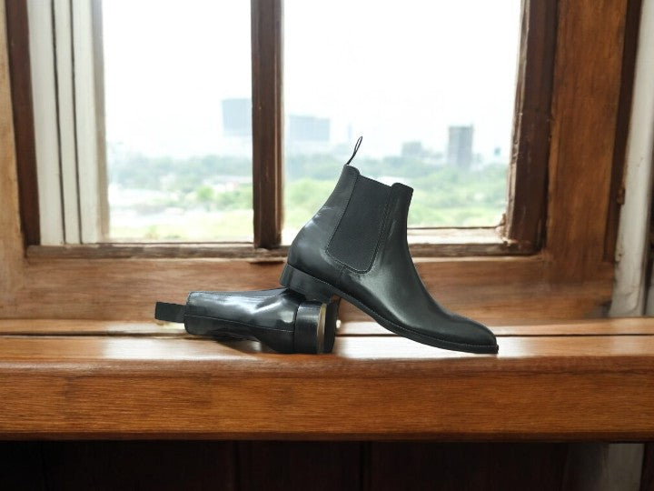 Comfortable men’s Chelsea boots with cushioned insole