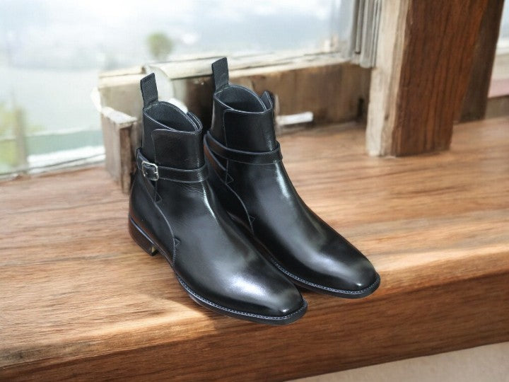 Classic ankle-high black leather men’s boots