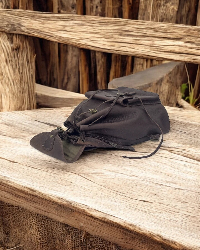 Rear security zipper compartment.