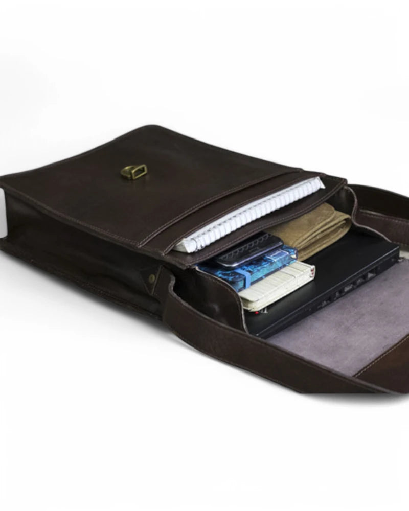 Front View – Full-grain leather messenger bag in rich brown, featuring a classic flap closure and sleek design.

