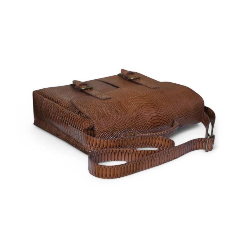 Adjustable Shoulder Strap & Brass Hardware Detail – Sturdy, stylish, and comfortable to carry


